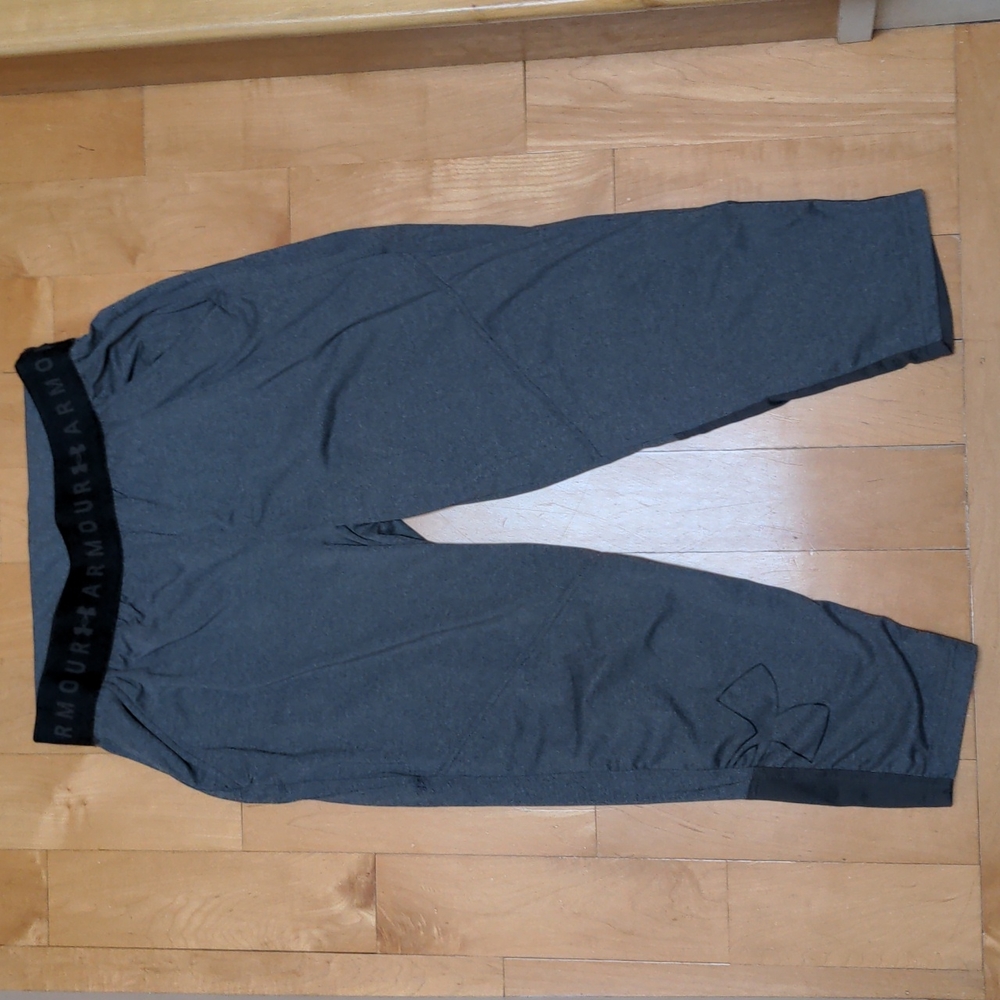 124-UNDER ARMOUR Capris pants for women